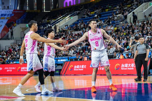 ▲富邦勇士周桂羽、陳又瑋，台鋼獵鷹谷毛唯嘉。（圖／PLG提供）