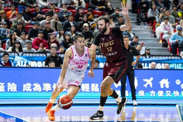 ▲富邦勇士周桂羽、陳又瑋，台鋼獵鷹谷毛唯嘉。（圖／PLG提供）