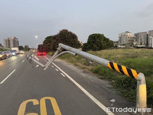 ▲▼台南聯結車車禍。（圖／記者林東良翻攝）