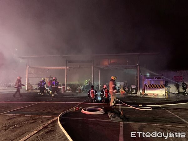 ▲基隆市安樂區麥金路果菜市場內一處廟宇於15日晚間10時許驚傳火警，現場火勢猛烈一度升為三級火警。（圖／記者郭世賢翻攝）