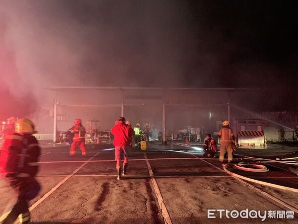 ▲基隆市安樂區麥金路果菜市場內一處廟宇於15日晚間10時許驚傳火警，現場火勢猛烈一度升為三級火警。（圖／記者郭世賢翻攝）