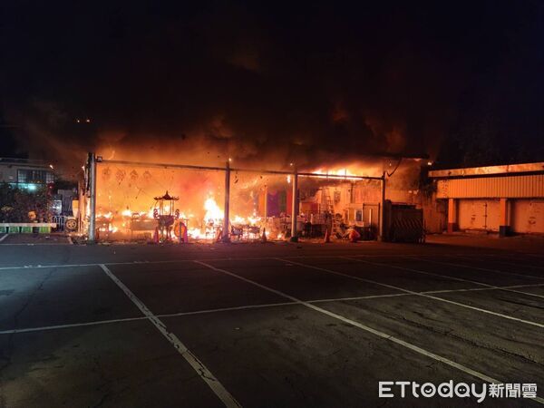 ▲基隆市安樂區麥金路果菜市場內一處廟宇於15日晚間10時許驚傳火警，現場火勢猛烈一度升為三級火警。（圖／記者郭世賢翻攝）
