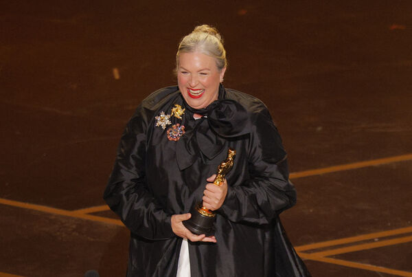 ▲凱特霍利以《科學怪人》拿下第98屆奧斯卡「最佳服裝設計」。（圖／路透）