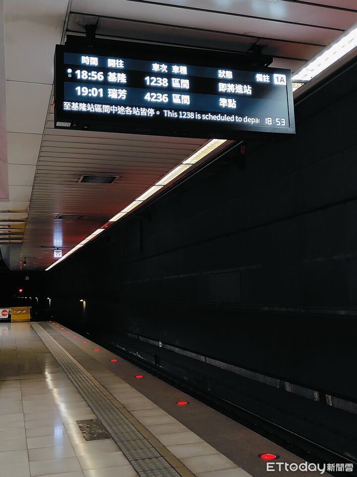 ▲▼台鐵打造新一代「車站列車資訊看板」，率先於南港站試辦。（圖／記者李姿慧攝）