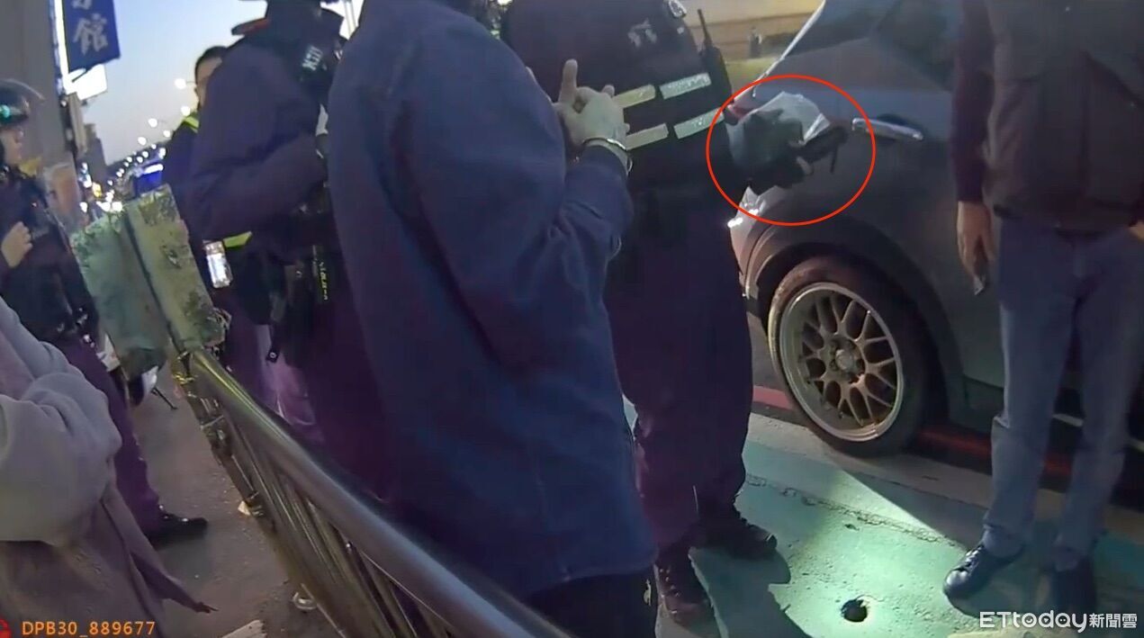 淡水行車糾紛女駕駛「亮槍」!恐嚇後快閃 警攔車副駕老母嚇傻