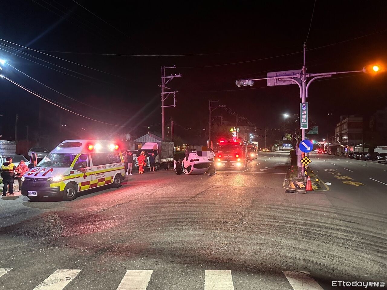 閃避單車女失控!新北轎車撞分隔島翻覆 四輪朝天滑對向車道