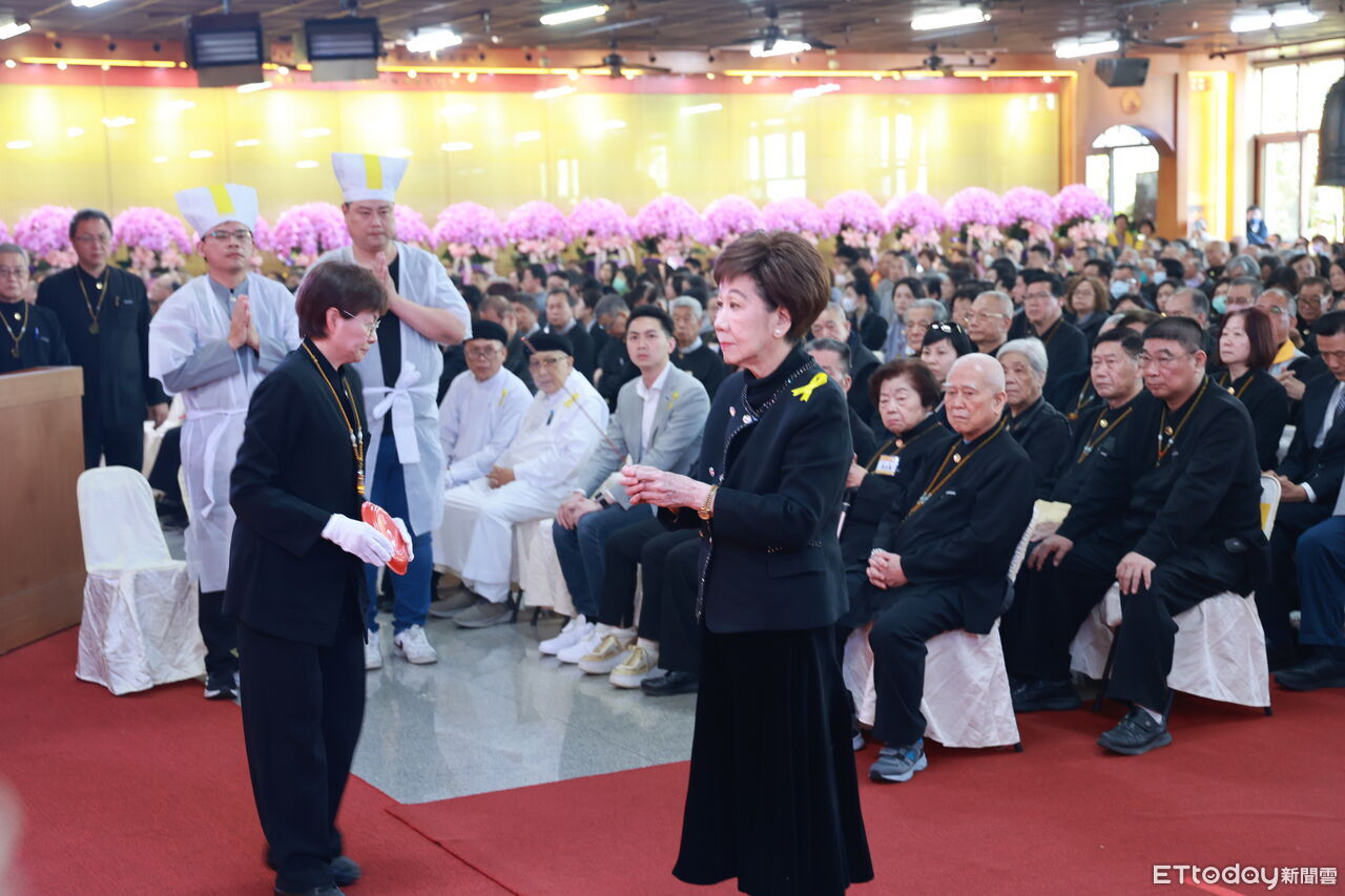 混元禪師告別式數千人送行 中央頒褒揚令...藍綠政要齊聚致哀