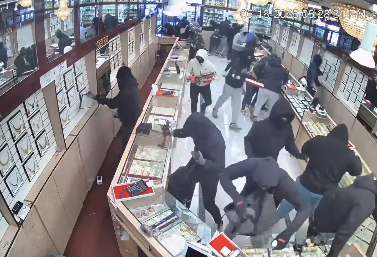 70秒搶走5400萬珠寶! 黑衣人闖入洗劫影片曝光