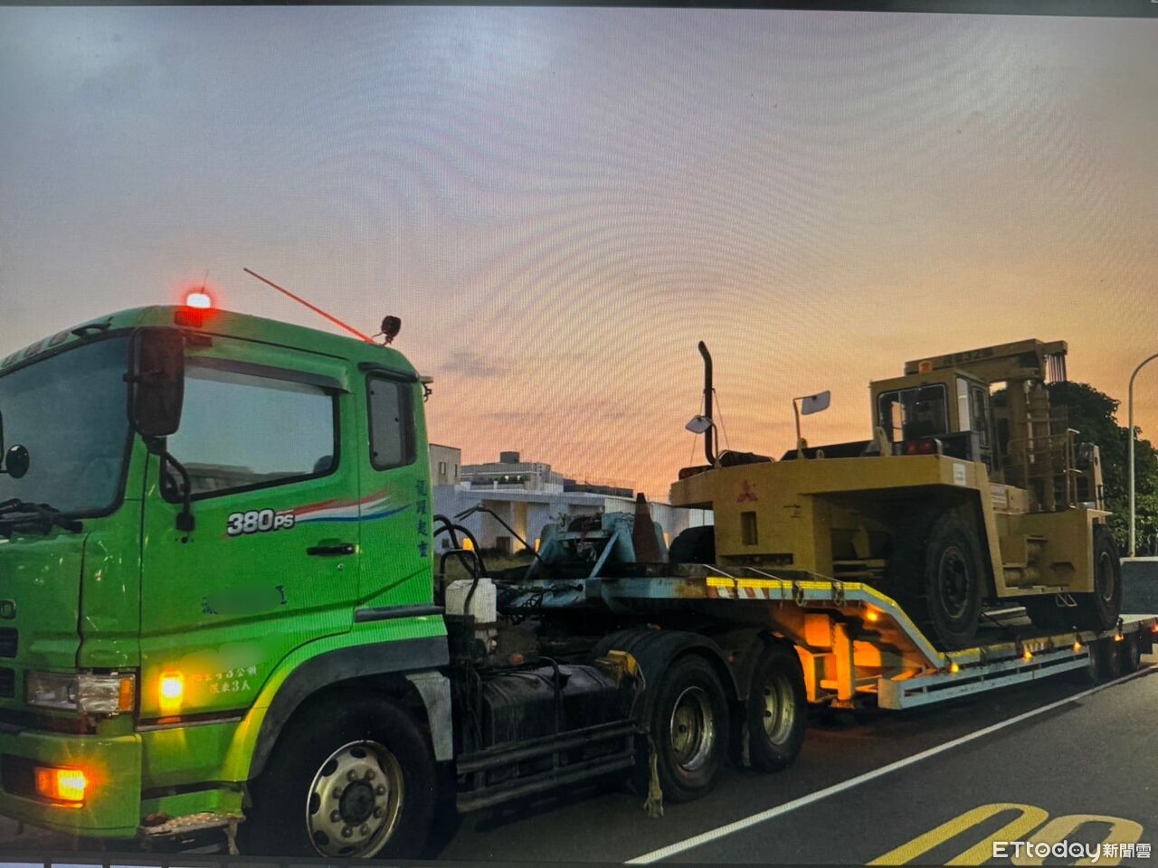 快訊/台南聯結車「託運堆高機」車禍 電桿被撞彎成90度