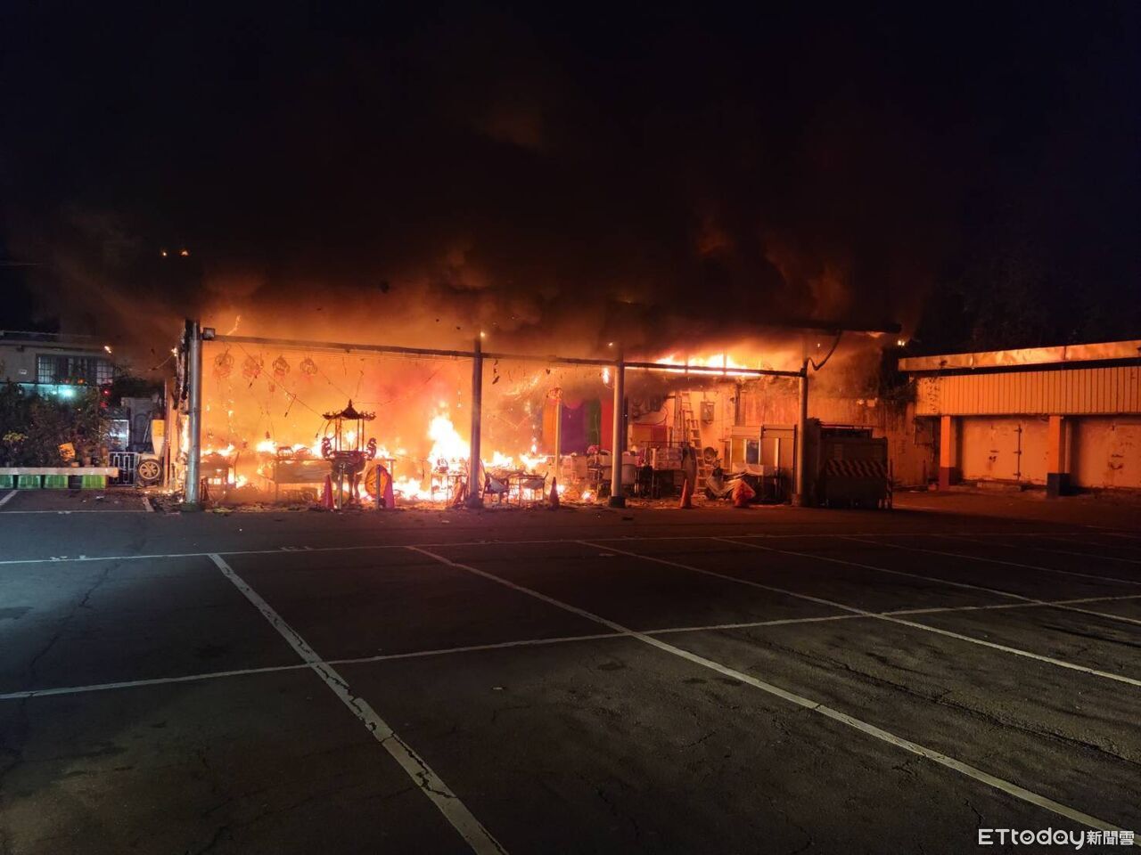 快訊/基隆果菜市場內廟深夜大火!火勢全面燃燒 15車23人急搶救