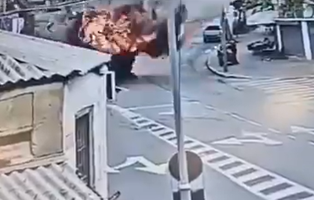 ▲特拉維夫都會區的馬路遭集束炸彈擊中。（圖／翻攝自X）