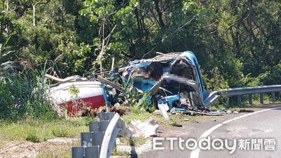 快訊／國3甲水泥車翻覆！　車頭全爛「駕駛臟器外露嵌車內」慘死