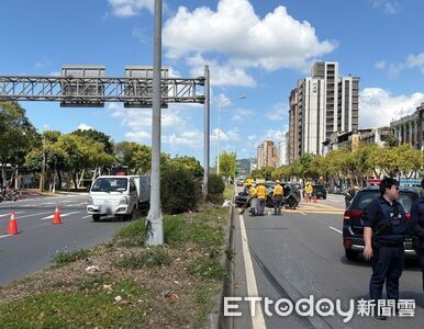 承德路七段車禍！「變換車道擦撞」釀3車事故　衝分隔島畫面曝