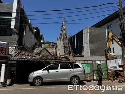 桃園工地挖地基！隔壁老屋倒塌「2F變1F」　機車行招牌歪斜破大洞