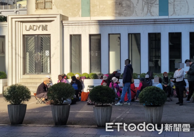 Lady M「一早7：46」公嬤軍團神卡位　OL目擊傻眼！