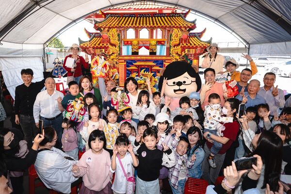 ▲▼「水獺媽媽」民進黨新北市長參選人、立委蘇巧慧邀金獎布袋戲團新店廟埕與親子同歡。（圖／蘇巧慧辦公室提供）