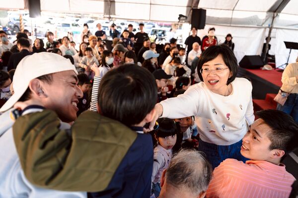 ▲▼「水獺媽媽」民進黨新北市長參選人、立委蘇巧慧邀金獎布袋戲團新店廟埕與親子同歡。（圖／蘇巧慧辦公室提供）
