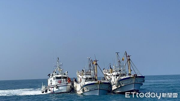 ▲一艘將軍籍漁船在雲林溪頂外海突然發生船艙進水的意外，所幸海巡趕抵成功救援，無人傷亡。（圖／記者游瓊華翻攝）
