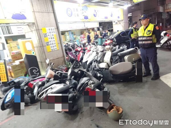 ▲▼ 高雄又見毒駕！男子恍神衝賣場騎樓「連撞24車」　車內搜出毒品。（圖／記者賴文萱翻攝）