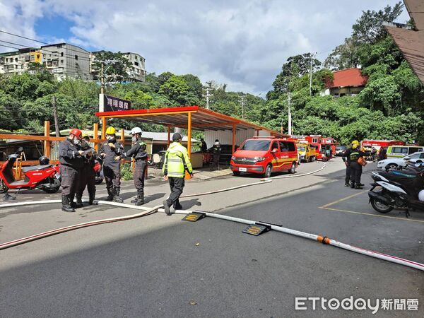 ▲▼             基隆一處廢棄工廠發生氨氣外洩事件，消防現場戒備中。（圖／記者郭世賢翻攝，下同）