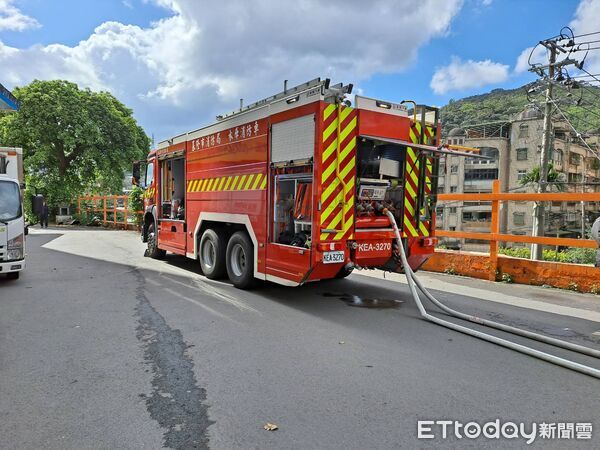 ▲▼             基隆一處廢棄工廠發生氨氣外洩事件，消防現場戒備中。（圖／記者郭世賢翻攝，下同）