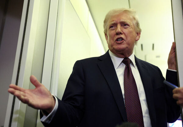 ▲▼2026年3月15日，美國總統川普在返回華府的空軍一號專機上向記者發表演說。（圖／路透）