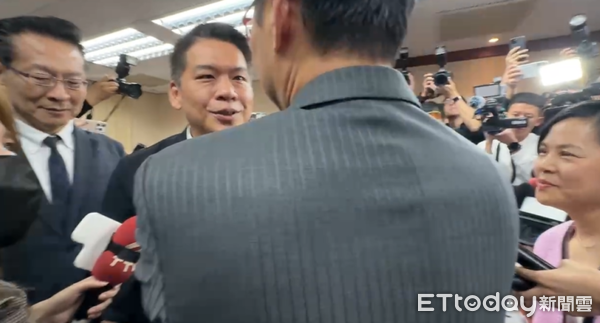 ▲▼民眾黨立委李貞秀、黨團主任陳智菡、李貞秀幕僚找民進黨立委李柏毅抗議。（圖／記者詹詠淇攝）