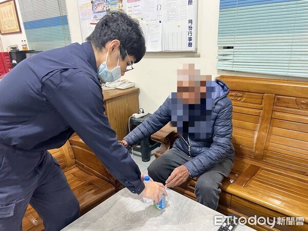 ▲東港警方提供蔡姓老翁茶水。（圖／記者陳崑福翻攝）