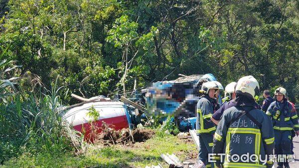 ▲國3甲信義支線出口死亡車禍，水泥車駕駛卡車內臟器外露亡。（圖／記者黃彥傑攝，下同）