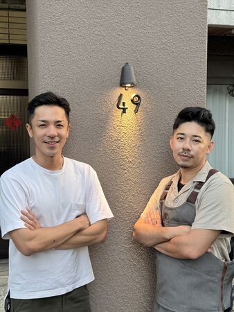 ▲楊皓崴到弟弟開設的餐酒館打工。（圖／爾傑娛樂提供）