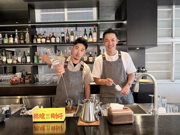 ▲楊皓崴到弟弟開設的餐酒館打工。（圖／爾傑娛樂提供）