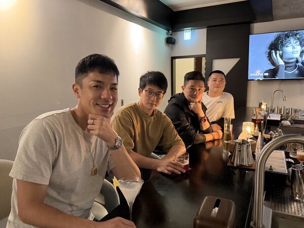 ▲楊皓崴到弟弟開設的餐酒館打工。（圖／爾傑娛樂提供）