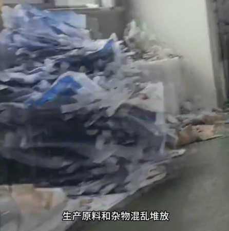 ▲▼陸「網紅鍋巴」遭曝與臭鞋墊一起烤。（圖／翻攝自微博）