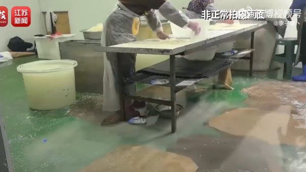 ▲▼陸「網紅鍋巴」遭曝與臭鞋墊一起烤。（圖／翻攝自微博）