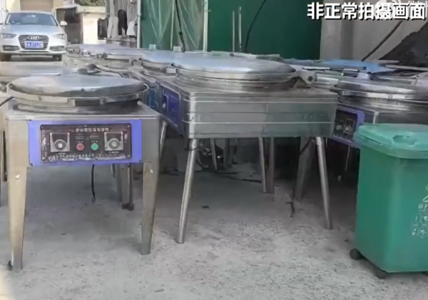 ▲▼陸「網紅鍋巴」遭曝與臭鞋墊一起烤。（圖／翻攝自微博）