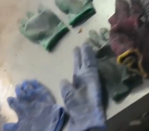 ▲▼陸「網紅鍋巴」遭曝與臭鞋墊一起烤。（圖／翻攝自微博）