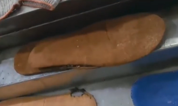 ▲▼髒手套、鞋墊就放在鍋巴旁一起烤。（圖／翻攝自微博）