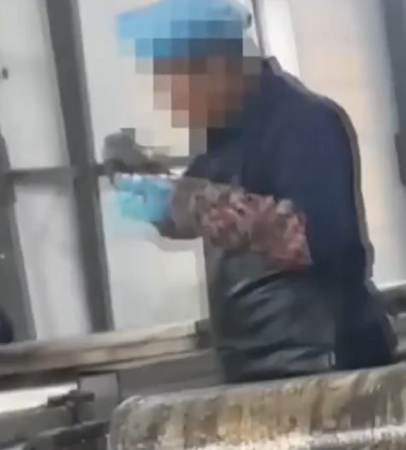 ▼工人在烤具旁吃飯。（圖／翻攝自微博）