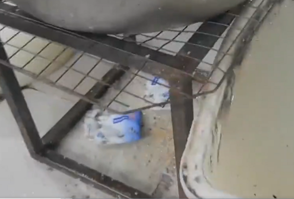 ▲▼生產線環境髒亂，且皆以機器生產，與廣告聲稱「手工」不符。（圖／翻攝自微博）