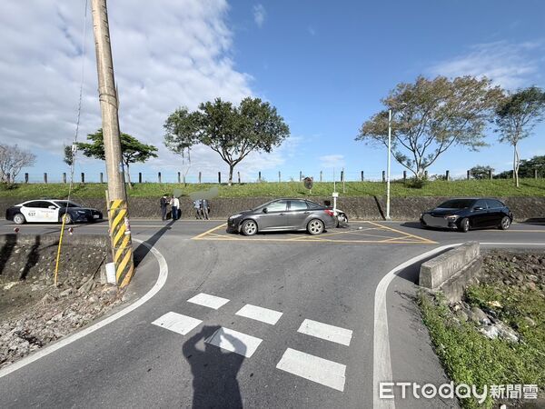 ▲▼羅東運動公園堤防道路一處路口，今天發生3輛轎車相撞後併排「填滿」道路。（圖／記者游芳男翻攝，下同）