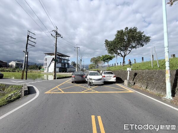 ▲▼羅東運動公園堤防道路一處路口，今天發生3輛轎車相撞後併排「填滿」道路。（圖／記者游芳男翻攝，下同）