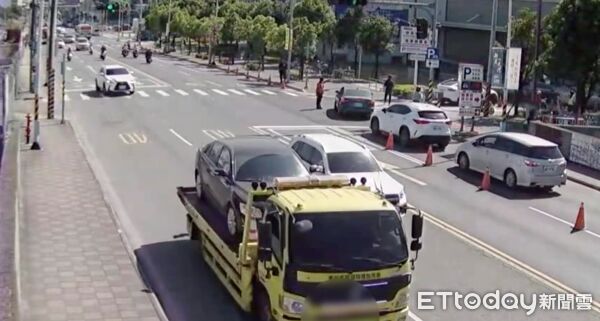 ▲▼尤姓男子（右一）向女警解釋事發經過，監視器拍下拖吊車將尤男壞掉小客車載走             。（圖／記者陳以昇翻攝）