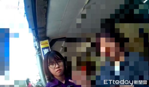▲▼尤姓男子（右一）向女警解釋事發經過，監視器拍下拖吊車將尤男壞掉小客車載走             。（圖／記者陳以昇翻攝）
