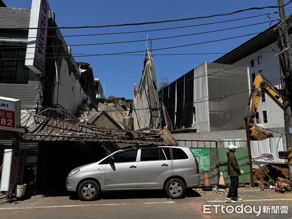 ▲▼             桃園一處工地施工時，鄰近老屋突然倒塌。（圖／民眾提供，下同）