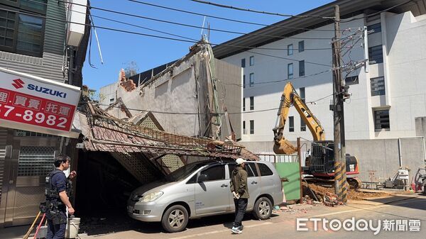 ▲▼             桃園一處工地施工時，鄰近老屋突然倒塌。（圖／民眾提供，下同）