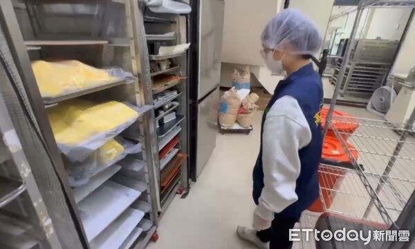 ▲▼高雄網美蛋糕店出包，草莓蛋糕發霉滲水。（圖／記者許宥孺翻攝）