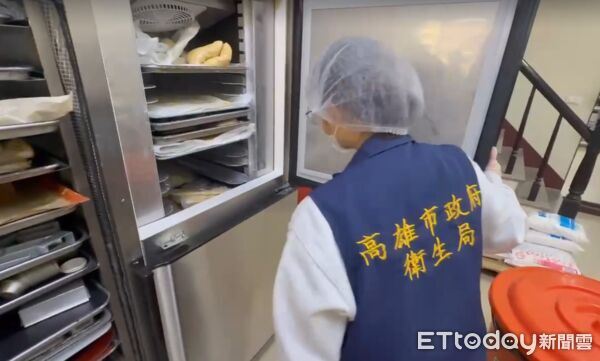 高雄文青風甜點店出包！草莓「發霉長毛」蛋糕滲水　業者道歉停售