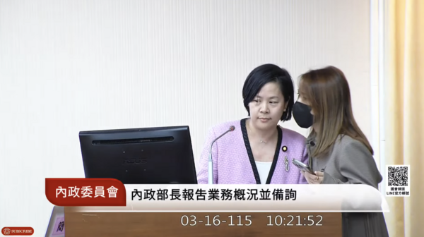▲▼民眾黨中配立委李貞秀質詢，民眾黨團主任陳智菡一旁咬耳朵。（圖／翻攝自YouTube／國會頻道）