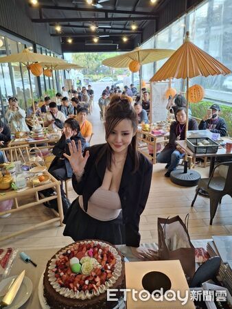 ▲洪蓉親自會粉絲。（圖／洪蓉提供）