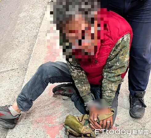 ▲台南安南區海佃路二段一處店家疑發生竊盜案件，警方到場查獲58歲劉姓男子涉案。（記者林東良翻攝，下同）